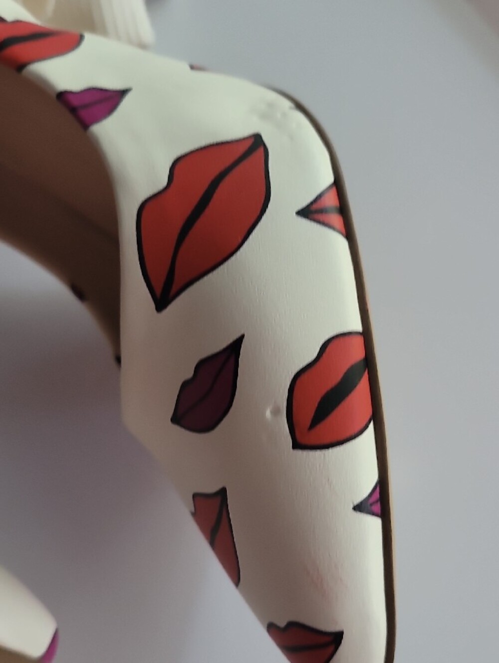 INC International Concepts White with Red Lip Print Heel Shoes 8.5 - Picture 6 of 14